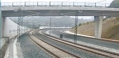 時(shí)速190公里的列車通過一個(gè)限速80公里的急轉(zhuǎn)彎。