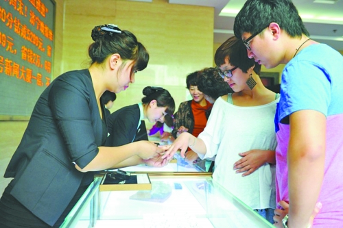 在北上廣等一線城市，鉆戒價格與國際接軌，價格不高，引發(fā)市民搶購潮。