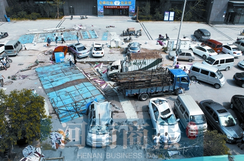 昨日上午，事發(fā)現(xiàn)場(chǎng)仍停有多輛被砸變形的汽車(chē)