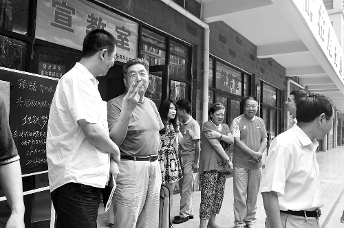 盧法舜（左二）伸出兩根手指，建議實(shí)行2元通票制。