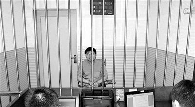 警方審訊犯罪嫌疑人“秦火火”。