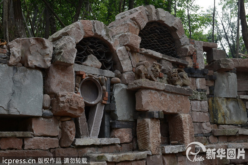 2013年9月23日，有網(wǎng)友近日報料重慶一所大學(xué)正在修建稀奇古怪的校大門