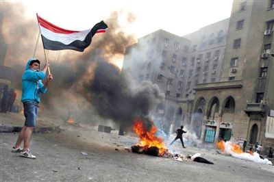 6日，穆爾西和穆兄會的支持者在開羅街頭示威，與警方發(fā)生沖突。消失了三個多月的前總統(tǒng)穆爾西將于下月受審。