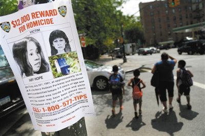 2013年7月23日，貼在紐約街頭的征詢線索傳單，這天是“希望寶寶”被發(fā)現(xiàn)遇害的日子，每年這天警方都