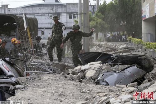 10月15日，菲律賓中部地區(qū)發(fā)生7.2級(jí)地震，災(zāi)情持續(xù)擴(kuò)大，菲官方稱地震已造成宿務(wù)、保和等省份數(shù)十人遇難，數(shù)百人受傷，大批建筑物受損。圖為菲律賓軍方在搜救被困者。