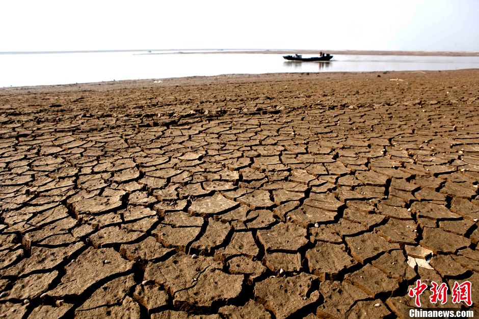 10月28日，在江西省都昌縣印山附近水域拍攝的龜裂的鄱陽湖湖床。