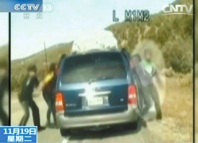 雷爾與警察爭(zhēng)執(zhí)，費(fèi)雷爾兒子下車試圖保護(hù)媽媽。