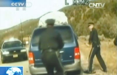 費(fèi)雷爾再次上車，警察拿警棍砸車窗。