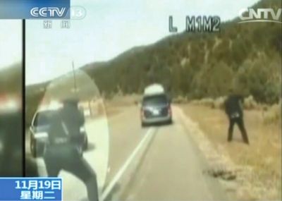 費(fèi)雷爾駕車逃走，警察連開數(shù)槍。央視截圖