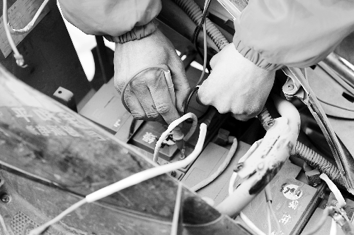 修車(chē)師傅正給電池做檢測(cè) 記者 張郁/攝