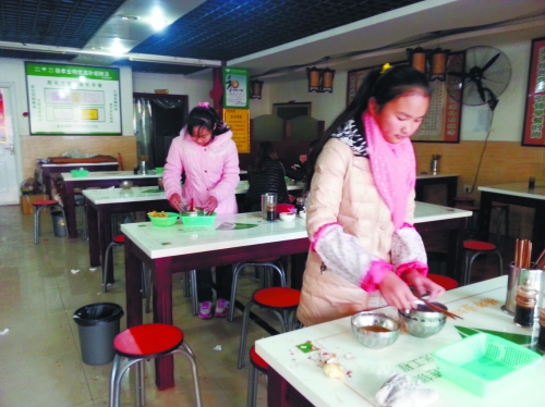 參加體驗(yàn)的兩名學(xué)生成功“入職”后,開始收拾餐桌。