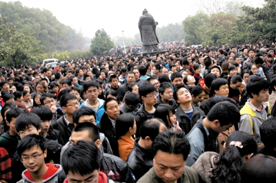 去年3月16日，武漢華中科技大學，“北約”、“華約”、“卓越”聯(lián)盟自主招生選拔考試湖北考點，考生等待進場。 圖/CFP