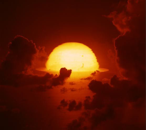 1961年，南太平洋上空，氫彈爆炸后的大火球開始擴(kuò)散。