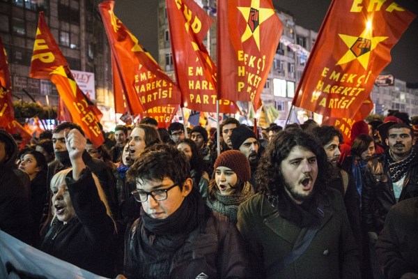 當(dāng)?shù)貢r(shí)間2014年2月25日，土耳其伊斯坦布爾，總理涉腐錄音引發(fā)全國抗議，要求本屆政府下臺(tái)。