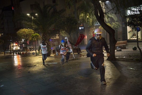 當(dāng)?shù)貢r(shí)間2014年2月25日，土耳其伊斯坦布爾，總理涉腐錄音引發(fā)全國抗議，要求本屆政府下臺(tái)。