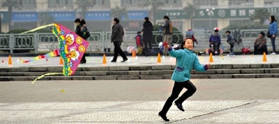 昨日，省會天氣晴好，春意盎然。上午，在綠城廣場，一個(gè)小女孩在快樂地放風(fēng)箏。