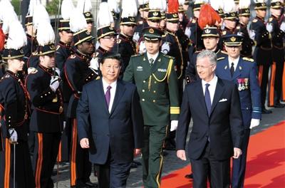 30日，習(xí)近平在會(huì)見比利時(shí)國王菲利普前，出席菲利普國王在王宮廣場舉行的隆重歡迎儀式。新華社發(fā)