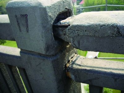 圖為大橋17號墩處橋面裂縫。梅建明 攝