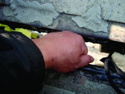 圖為大橋17號墩處橋面裂縫。梅建明 攝