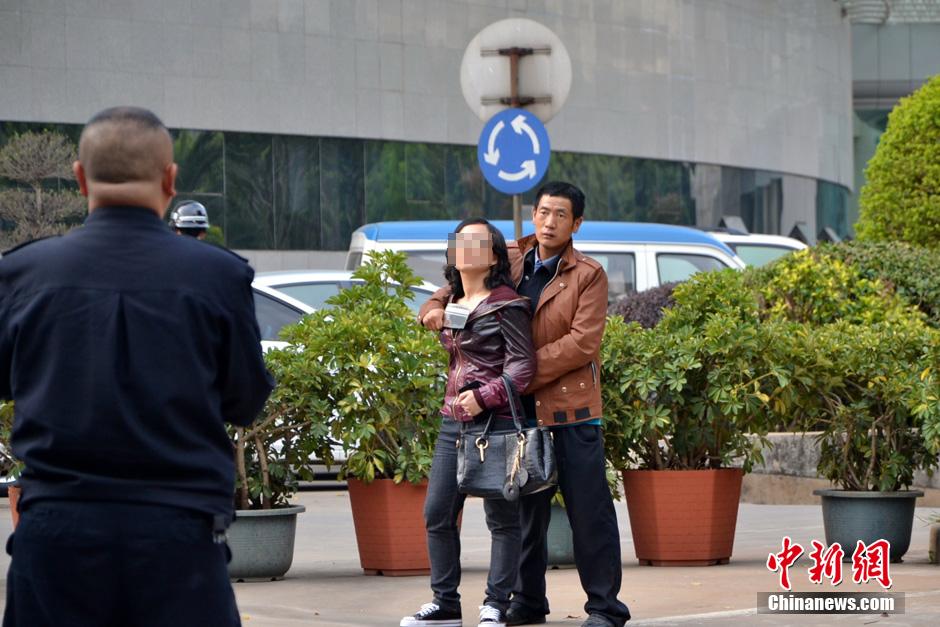 圖為劫持者與警方談判中。