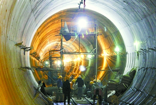 2012年12月30日，工人們在南水北調(diào)中線穿黃隧洞內(nèi)施工。