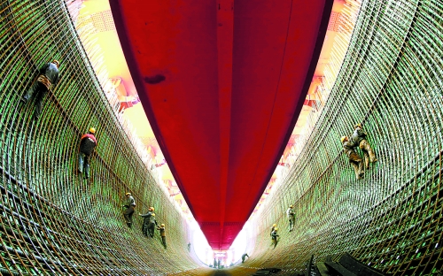 2月27日，南水北調(diào)中線鄧州湍河渡槽工程建設(shè)者在槽體內(nèi)扎鋼筋。