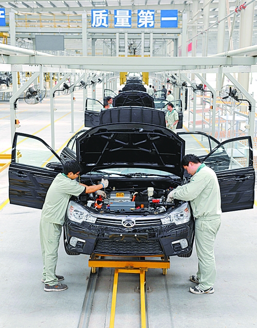 　　4月16日，新鄉(xiāng)市新能電動汽車有限公司的工作人員在電動汽車生產(chǎn)流水線上作業(yè)。目前，新鄉(xiāng)現(xiàn)有規(guī)模以