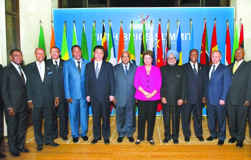 　3月27日，國家主席習(xí)近平在南非德班出席金磚國家領(lǐng)導(dǎo)人與非洲國家領(lǐng)導(dǎo)人對話會。這是與會領(lǐng)導(dǎo)人集體合