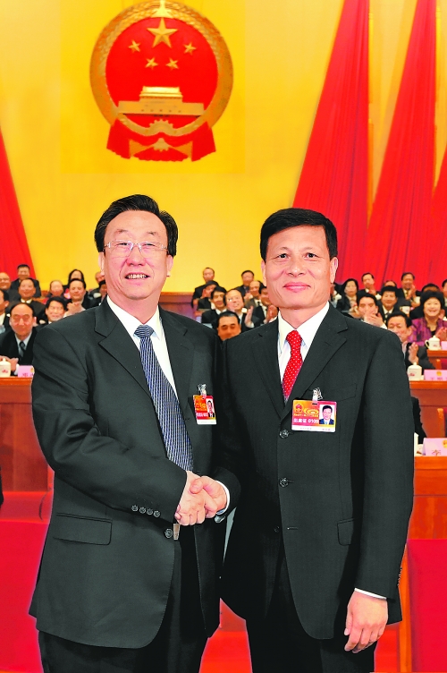 4月2日上午，新當選的省人大常委會主任郭庚茂與新當選的省人民政府省長謝伏瞻親切握手。郭宇 董亮 攝