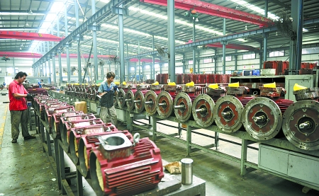 8月9日，南陽(yáng)微特防爆電機(jī)有限公司員工生產(chǎn)出口訂單產(chǎn)品。