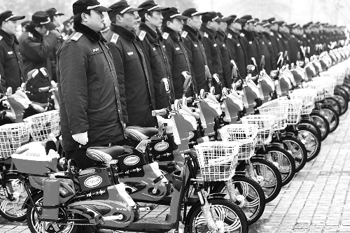 鄭州巡防隊(duì)員騎上巡邏電動(dòng)車 鄭州巡防隊(duì)員騎上巡邏電動(dòng)車