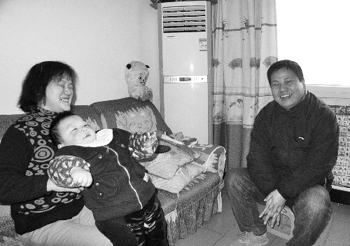 恩人找到了、飯碗保住了，張新明（右）與原竹青都開心地笑了。