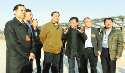 　　鄭州手拉手集團(tuán)董事長(zhǎng)賈長(zhǎng)明（右三）向省農(nóng)業(yè)廳廳長(zhǎng)朱孟洲（右四），省政府副秘書(shū)長(zhǎng)、省政府駐京辦主任