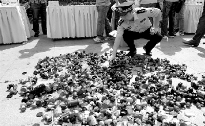 河南公安機關(guān)在省人民會堂舉辦“打四黑除四害”