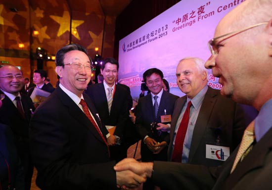 3月24日晚，省委書記、省長(zhǎng)郭庚茂在參加中國(guó)發(fā)展高層論壇“中原之夜”活動(dòng)時(shí)與外商親切握手交談。