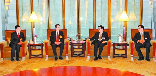 　3月24日，國務(wù)院發(fā)展研究中心主任李偉在北京會見了前來出席中國發(fā)展高層論壇“中原之夜”活動的河南省