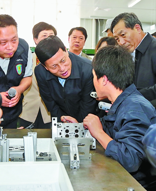 4月24日，省委副書記、省長謝伏瞻在濟(jì)源虎嶺產(chǎn)業(yè)集聚區(qū)考察。