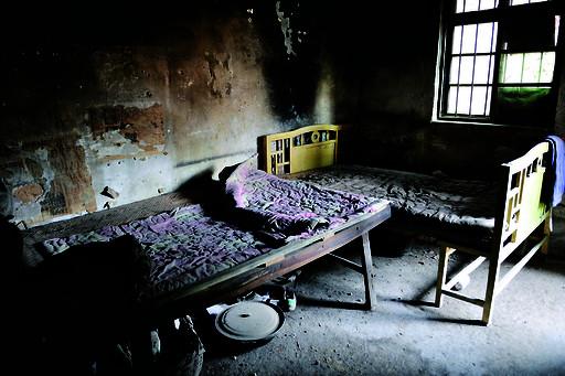 姐妹倆的臥室長期不通風，又潮又悶