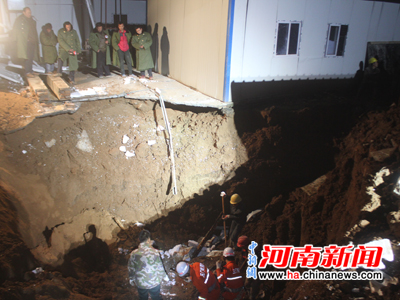 河南三門(mén)峽一民工如廁突遇地陷 被困9小時(shí)