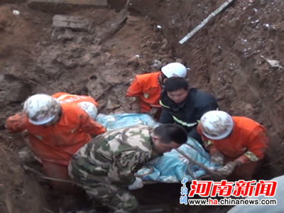 河南三門(mén)峽一民工如廁突遇地陷 被困9小時(shí)