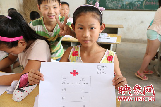 在以“中國(guó)夢(mèng)”主題 的繪畫課堂上，孩子們寫下了自己的夢(mèng)想