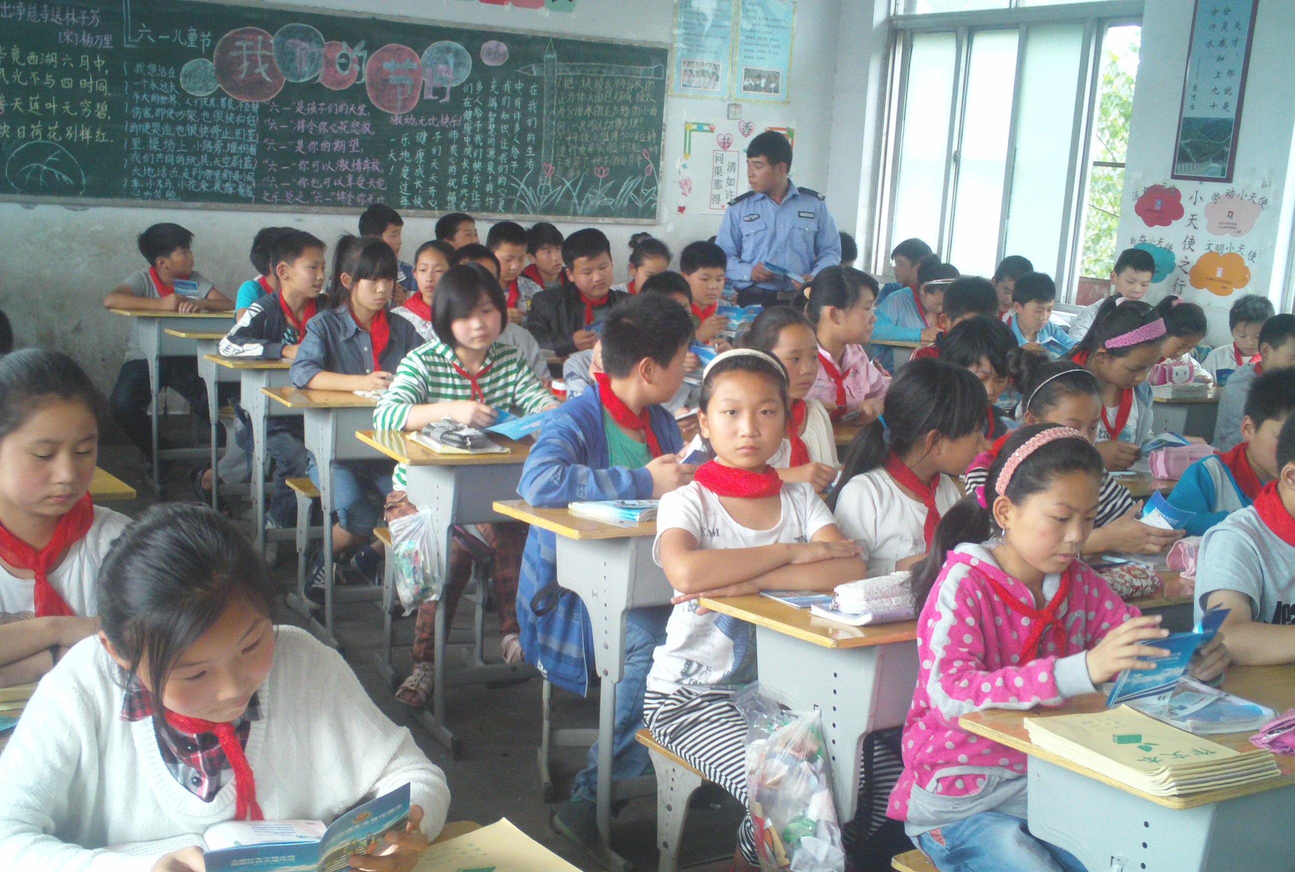 河南周口市交警走進(jìn)校園進(jìn)行交通安全知識宣講