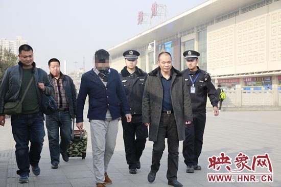 男孩陷傳銷(xiāo)窩鄭州警方千里解救 揭秘帶血照片制造過(guò)程