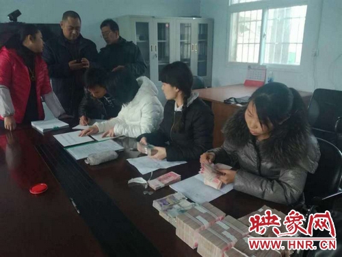 滎陽78名貴州籍農(nóng)民工兄弟拿到工資回家啦！