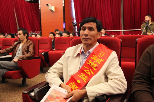 河南平頂山魯山縣電視臺的記者張朝岑受聘9頻道公益·愛心形象大使。