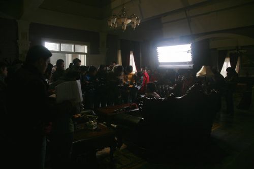 各路媒體記者探班《大河兒女》現(xiàn)場。