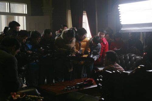 各路媒體記者探班《大河兒女》現(xiàn)場。