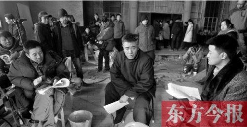 導(dǎo)演安建（左）、主演陳寶國等坐在一起說戲