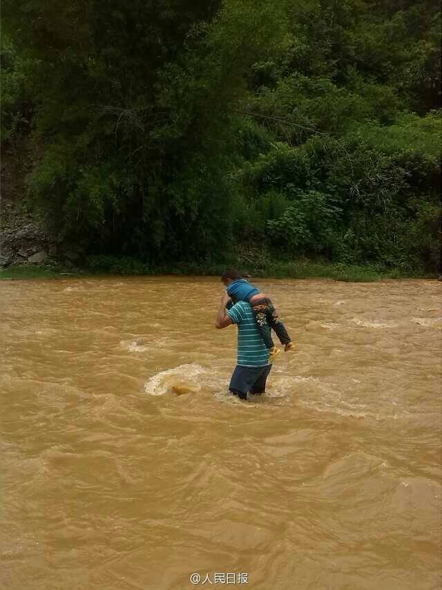 云南一小學(xué)老師常背學(xué)生過河上學(xué) 云南一小學(xué)老師常背學(xué)生過河上學(xué)