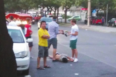 外籍男子當(dāng)街肩扛、腳踏醉漢